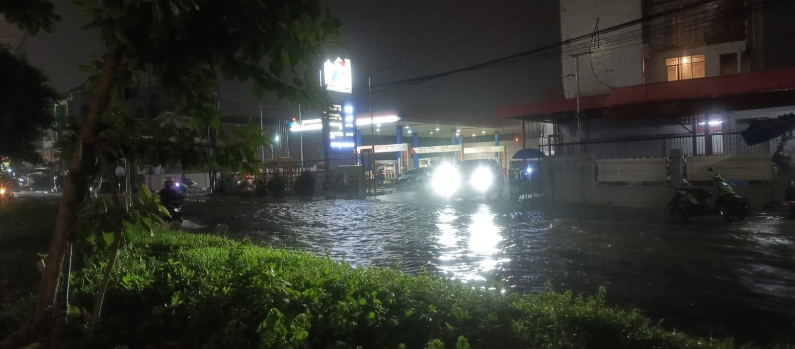 Hujan Deras Picu Arus Air Deras di Jalan Sholeh Iskandar Hingga Lampu Merah Yasmin