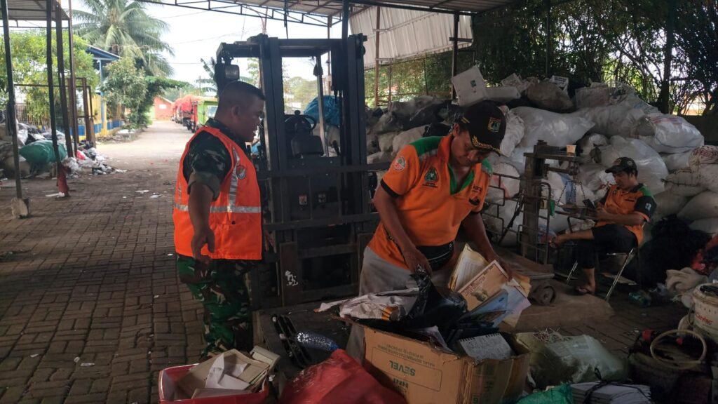 Karya Bakti Pembersihan Lingkungan di Kembangan Selatan Berjalan Aman dan Kondusif - Teropong Rakyat