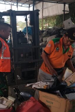 Karya Bakti Pembersihan Lingkungan di Kembangan Selatan Berjalan Aman dan Kondusif