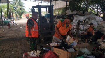 Karya Bakti Pembersihan Lingkungan di Kembangan Selatan Berjalan Aman dan Kondusif