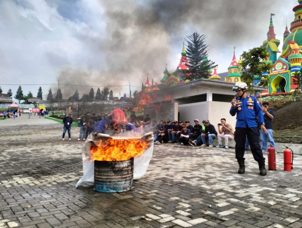Portal Berita Indonesia dan Dunia Terkini Hari Ini, Update Harian Terbaru, Terlengkap, Tajam, Aktual dan Berimbang. Damkarmat Kota Batu Gelar Pelatihan Penanggulangan dan Pencegahan Bahaya Kebakaran di Mikutopia, Manajemen Sambut Baik dan Apresiasi, Wisatawan Merasa Aman - Teropong Rakyat