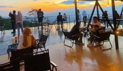 Kenz's Hill Cafe & Resto Destinasi Wisata Kuliner di Batu Flower Garden, Tawarkan Panorama 360 Derajat, Pengunjung bisa Nikmati Sunrise dan Citylight Point - Teropong Rakyat
