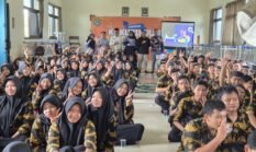 Belajar Disiplin di Era Digital, Siswa SMK Islamic Qon GKB Gresik Dapat Pembekalan Khusus