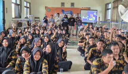 Belajar Disiplin di Era Digital, Siswa SMK Islamic Qon GKB Gresik Dapat Pembekalan Khusus - Teropong Rakyat