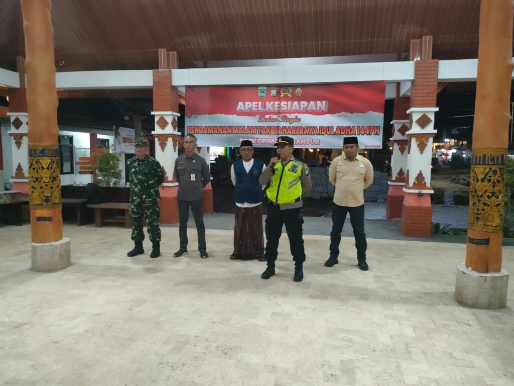 Portal Berita Indonesia dan Dunia Terkini Hari Ini, Update Harian Terbaru, Terlengkap, Tajam, Aktual dan Berimbang. Apel Pengamanan Malam Takbir Idul Adha di Bantur, TNI-Polri dan Elemen Masyarakat Siaga Jaga Kondusivitas - Teropong Rakyat