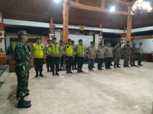 Portal Berita Indonesia dan Dunia Terkini Hari Ini, Update Harian Terbaru, Terlengkap, Tajam, Aktual dan Berimbang. Apel Pengamanan Malam Takbir Idul Adha di Bantur, TNI-Polri dan Elemen Masyarakat Siaga Jaga Kondusivitas - Teropong Rakyat