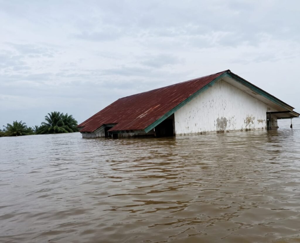 Portal Berita Indonesia dan Dunia Terkini Hari Ini, Update Harian Terbaru, Terlengkap, Tajam, Aktual dan Berimbang. Warga Transmigrasi Air Balui SP2 Terpaksa Mengungsi Berbulan-bulan Saat Musim Hujan, Pertanyakan Penyebab Banjir Berkepanjangan - Teropong Rakyat