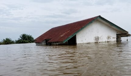 Warga Transmigrasi Air Balui SP2 Terpaksa Mengungsi Berbulan-bulan Saat Musim Hujan, Pertanyakan Penyebab Banjir Berkepanjangan - Teropong Rakyat