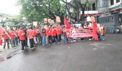 Ratusan Buruh Malang Raya Menggelar Aksi Menuntut Pencabutan UU Ciptaker di depan DPRD Kota Malang - Teropong Rakyat
