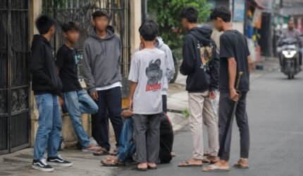 Siang Bolong Nongkrong Diduga Bawa Sajam, Remaja di Utan Panjang Bikin Warga Khawatir - Teropong Rakyat