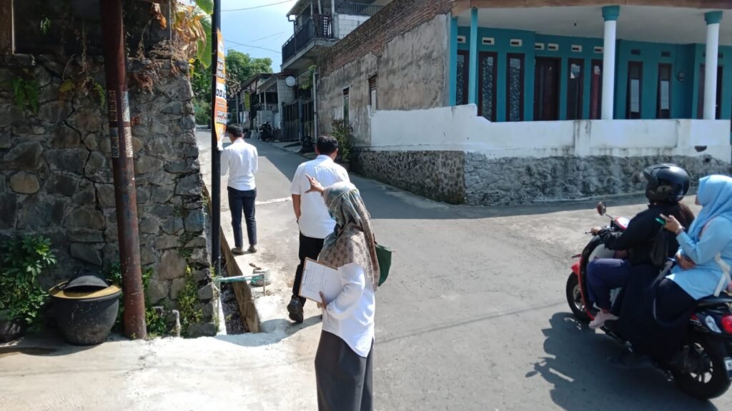 Portal Berita Indonesia dan Dunia Terkini Hari Ini, Update Harian Terbaru, Terlengkap, Tajam, Aktual dan Berimbang. Bau Amonia dan Metan Limbah Kotoran Sapi Dikeluhkan Warga Desa Tlekung Kota Batu, Kharisma: Ibu Saya Sakit jadi Terganggu - Teropong Rakyat