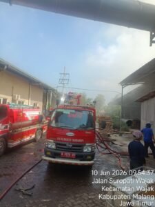 Portal Berita Indonesia dan Dunia Terkini Hari Ini, Update Harian Terbaru, Terlengkap, Tajam, Aktual dan Berimbang. Api Melalap Oven Kayu PT Alam Rayu Utama, Damkar Malang Turunkan 4 Unit Pemadam - Teropong Rakyat