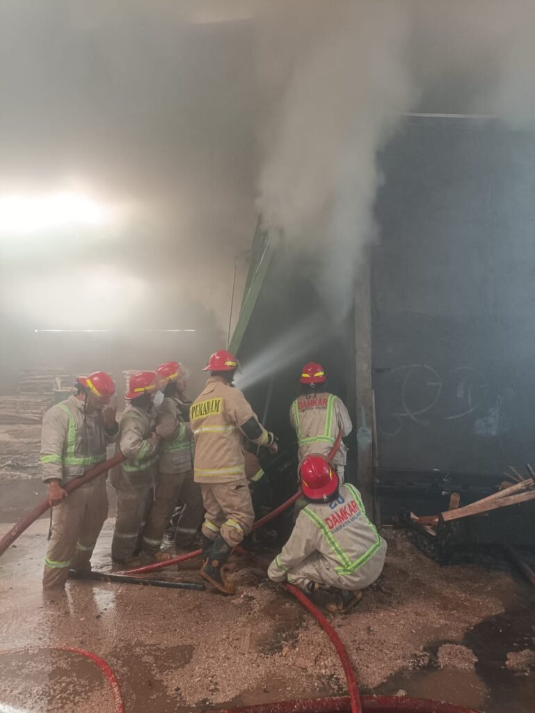 Portal Berita Indonesia dan Dunia Terkini Hari Ini, Update Harian Terbaru, Terlengkap, Tajam, Aktual dan Berimbang. Api Melalap Oven Kayu PT Alam Rayu Utama, Damkar Malang Turunkan 4 Unit Pemadam - Teropong Rakyat
