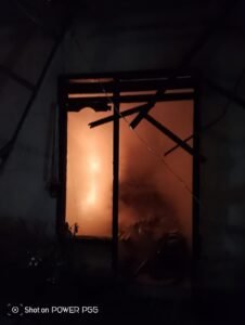Portal Berita Indonesia dan Dunia Terkini Hari Ini, Update Harian Terbaru, Terlengkap, Tajam, Aktual dan Berimbang. Rumah Warga di Wajak Ludes Dilalap Api, Damkar Kabupaten Malang Berjibaku Hingga Tengah Malam - Teropong Rakyat
