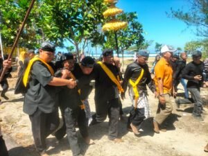 Portal Berita Indonesia dan Dunia Terkini Hari Ini, Update Harian Terbaru, Terlengkap, Tajam, Aktual dan Berimbang. Larung Sesaji 1 Suro di Pantai Balekambang, Tradisi Leluhur yang Terus Dijaga Masyarakat Bantur - Teropong Rakyat