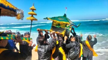 Larung Sesaji 1 Suro di Pantai Balekambang, Tradisi Leluhur yang Terus Dijaga Masyarakat Bantur