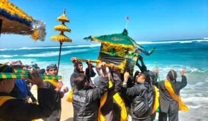 Larung Sesaji 1 Suro di Pantai Balekambang, Tradisi Leluhur yang Terus Dijaga Masyarakat Bantur - Teropong Rakyat
