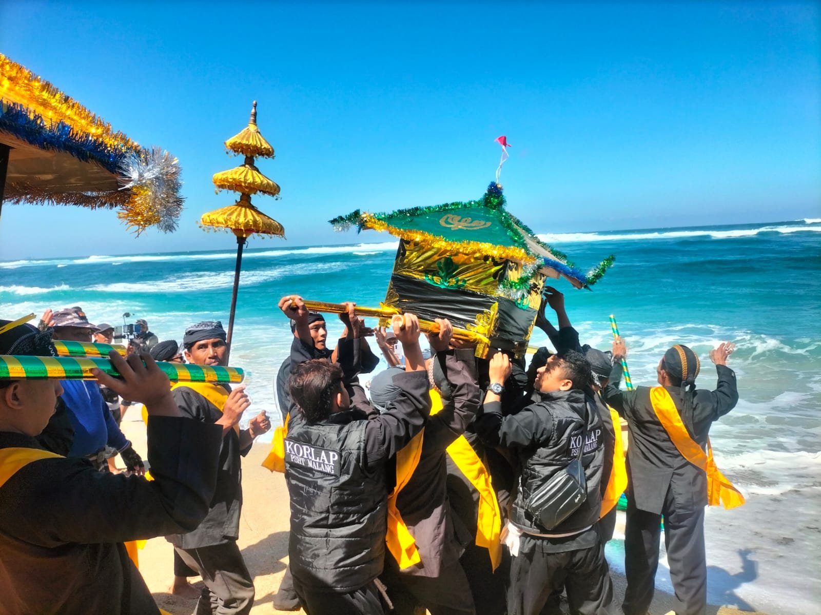Larung Sesaji 1 Suro di Pantai Balekambang, Tradisi Leluhur yang Terus Dijaga Masyarakat Bantur