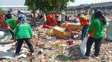 Jelang HUT DKI Jakarta ke-499, Kelurahan Papanggo Bersihkan Sampah Liar di Waduk Cincin Papanggo Jakarta Utara