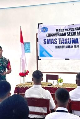 Babinsa Koramil Timika Beri Pembekalan kepada Siswa-Siswi Baru SMA Taruna Timika