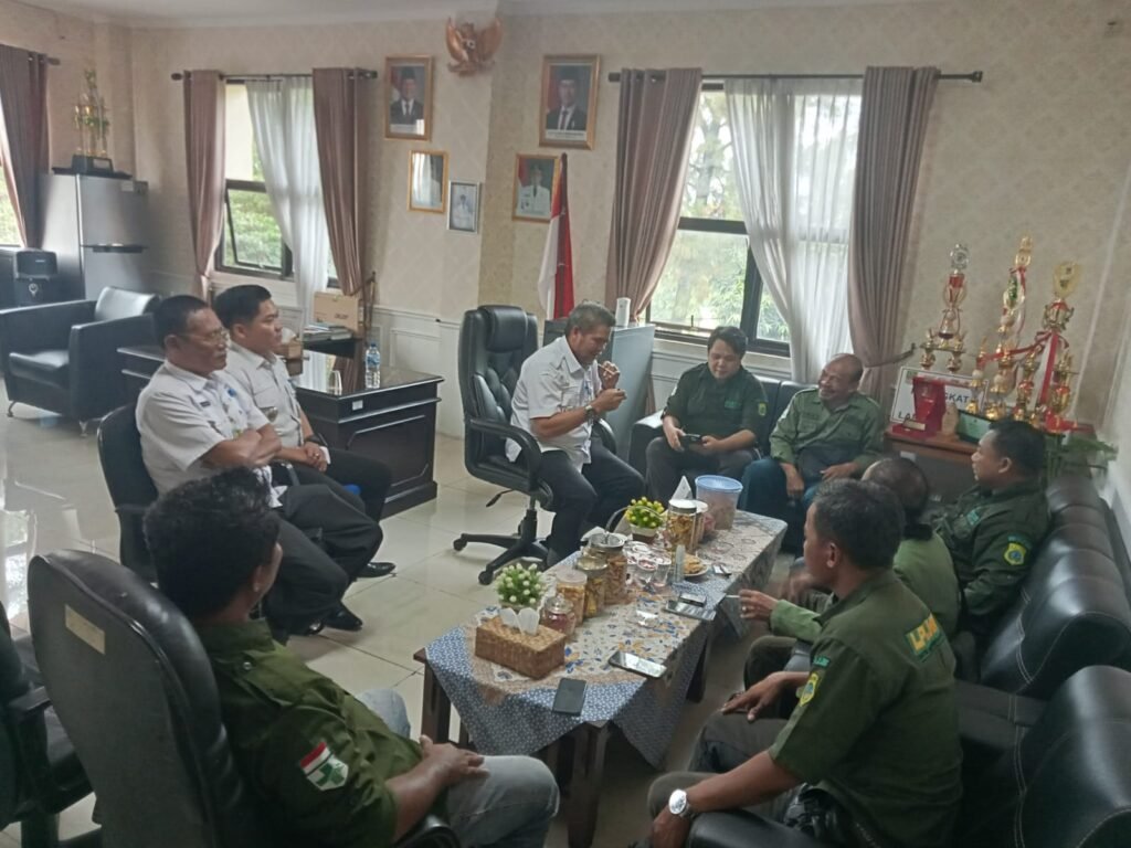 Portal Berita Indonesia dan Dunia Terkini Hari Ini, Update Harian Terbaru, Terlengkap, Tajam, Aktual dan Berimbang. Ketua Umum LPLHK Kunjungi Kantor Camat Cikarang Selatan, Bahas Program Penanaman Sejuta Pohon - Teropong Rakyat