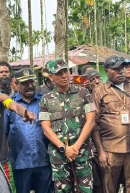 Dandim 1710/Mimika Ajak Warga Jaga Persaudaraan dalam Prosesi Perdamaian Perang Suku di Kwamki Narama