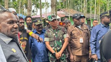 Dandim 1710/Mimika Ajak Warga Jaga Persaudaraan dalam Prosesi Perdamaian Perang Suku di Kwamki Narama