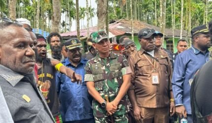 Dandim 1710/Mimika Ajak Warga Jaga Persaudaraan dalam Prosesi Perdamaian Perang Suku di Kwamki Narama - Teropong Rakyat