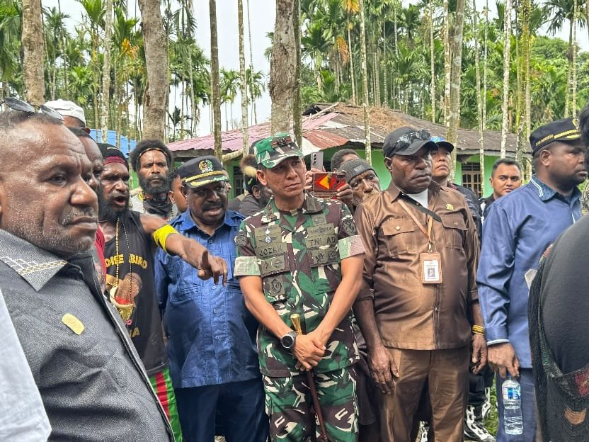 Portal Berita Indonesia dan Dunia Terkini Hari Ini, Update Harian Terbaru, Terlengkap, Tajam, Aktual dan Berimbang. Dandim 1710/Mimika Ajak Warga Jaga Persaudaraan dalam Prosesi Perdamaian Perang Suku di Kwamki Narama - Teropong Rakyat