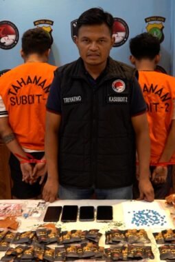 Polda Metro Jaya Menggagalkan 2 Orang Pengedar Etomidate Dan Ektasi Dalam Kemasan Beras India, Terkait Jaringan Malaysia.