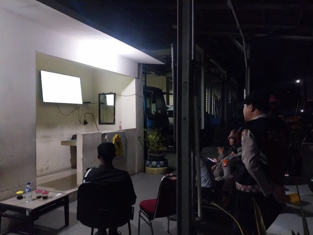 Portal Berita Indonesia dan Dunia Terkini Hari Ini, Update Harian Terbaru, Terlengkap, Tajam, Aktual dan Berimbang. Polsek Kawasan Muara Baru Polres Priok Gelar, Jaga Jakarta On The Spot (JJOS) Nonton Bareng Piala Dunia 2026, Perkuat Sinergitas dan Sampaikan Pesan Kamtibmas kepada Masyarakat - Teropong Rakyat