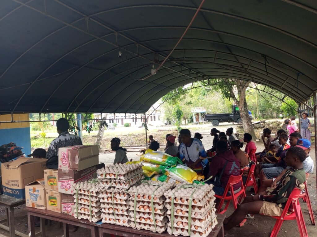 Rayakan Piala Dunia, Kepala Suku Kampung Pikere Gelar Nobar dan Bagi-Bagi Sembako di Keerom - Teropong Rakyat