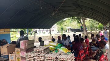 Rayakan Piala Dunia, Kepala Suku Kampung Pikere Gelar Nobar dan Bagi-Bagi Sembako di Keerom