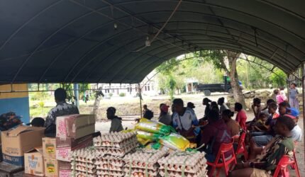 Rayakan Piala Dunia, Kepala Suku Kampung Pikere Gelar Nobar dan Bagi-Bagi Sembako di Keerom - Teropong Rakyat