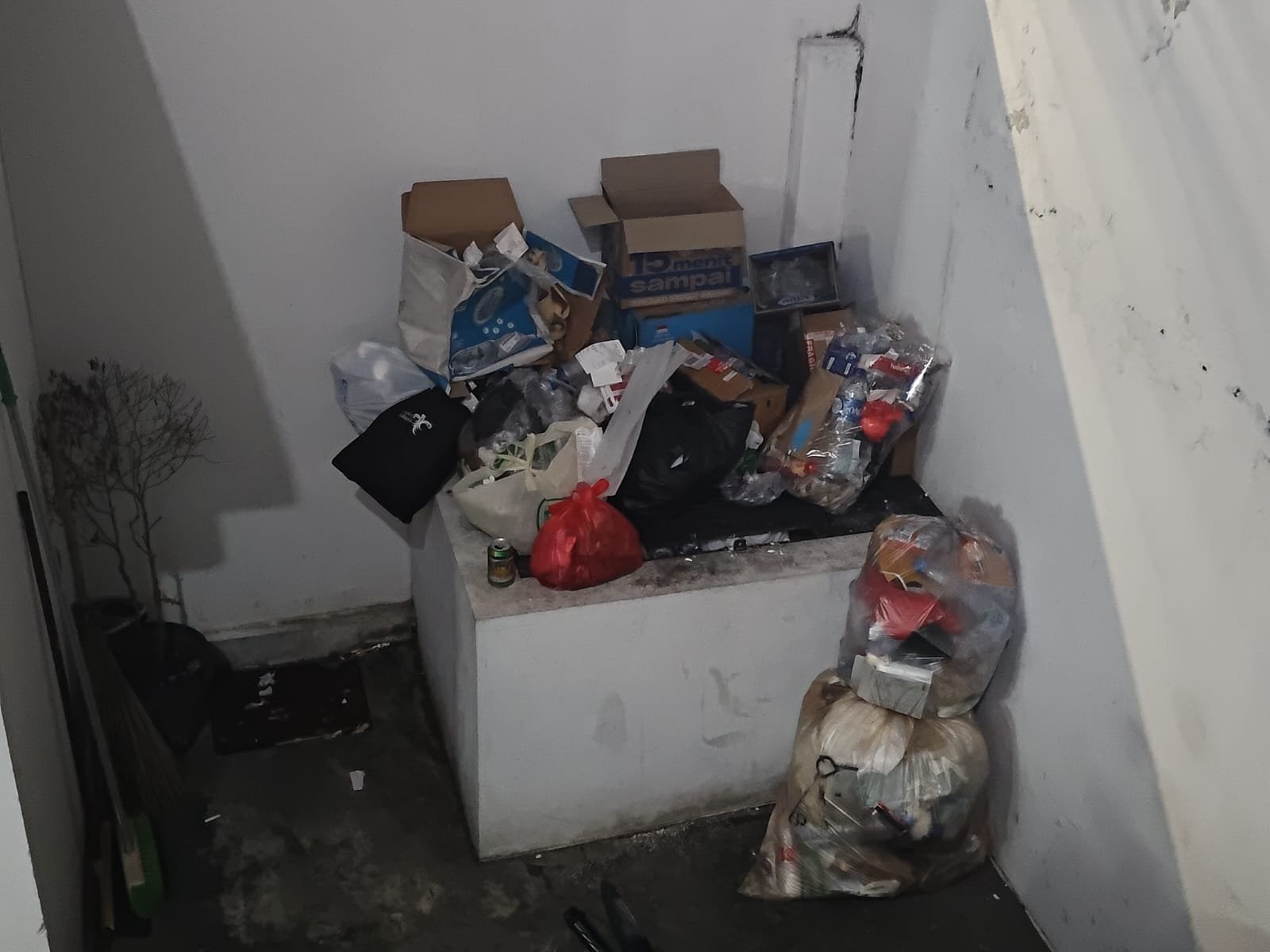 Pengangkutan Sampah Diduga Tersendat, Warga Tebet Barat Minta Evaluasi Kinerja Petugas