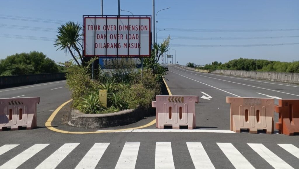 Portal Berita Indonesia dan Dunia Terkini Hari Ini, Update Harian Terbaru, Terlengkap, Tajam, Aktual dan Berimbang. Fly Over Teluk Lamong Capai Progres Fisik 100%, Masuk Tahap Persiapan Pra-Operasi - Teropong Rakyat