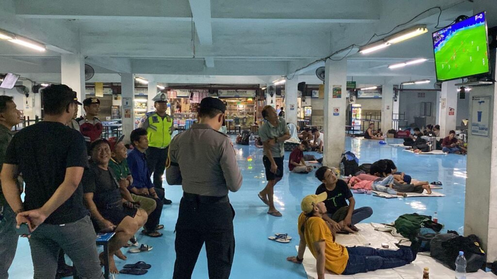 Portal Berita Indonesia dan Dunia Terkini Hari Ini, Update Harian Terbaru, Terlengkap, Tajam, Aktual dan Berimbang. Polres Priok Perkuat Sinergi dengan Masyarakat Melalui Nobar Jaga Jakarta On The Spot Piala Dunia 2026 - Teropong Rakyat