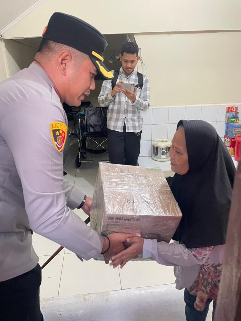 Portal Berita Indonesia dan Dunia Terkini Hari Ini, Update Harian Terbaru, Terlengkap, Tajam, Aktual dan Berimbang. Kapolres Priok, Resmikan Program Bedah Rumah, Wujud Kepedulian Polri kepada Masyarakat di Hari Bhayangkara ke-80 - Teropong Rakyat