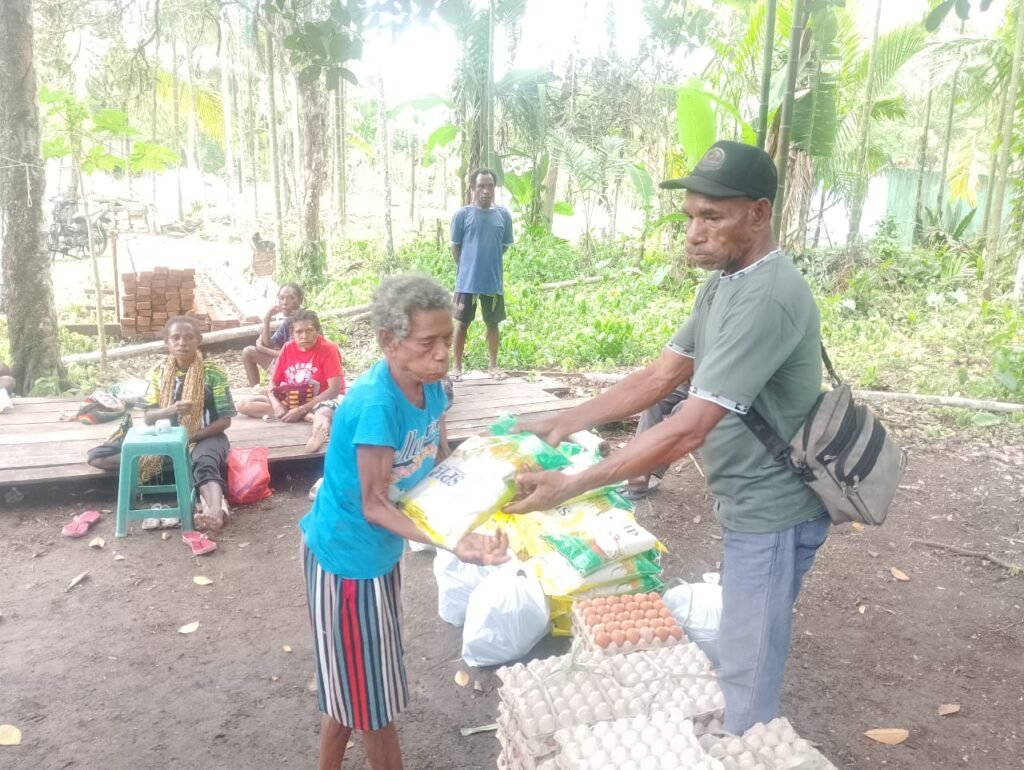 Pererat Kebersamaan, Kepala Suku Kampung Suskun Gelar Nobar Piala Dunia dan Bagikan Sembako - Teropong Rakyat