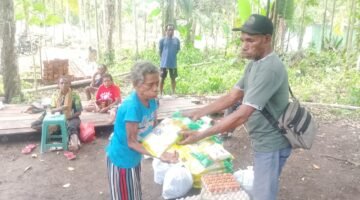 Pererat Kebersamaan, Kepala Suku Kampung Suskun Gelar Nobar Piala Dunia dan Bagikan Sembako