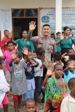 Momentum Hari Bhayangkara ke-80, Satgas Ops Damai Cartenz Pererat Kedekatan dengan Masyarakat Lewat Bakti Sosial