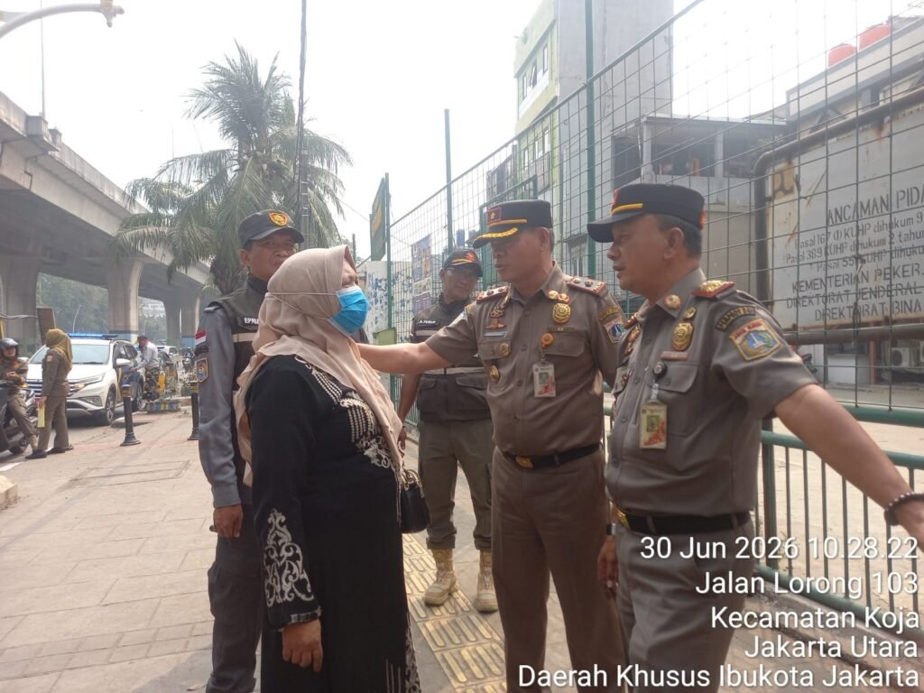 Portal Berita Indonesia dan Dunia Terkini Hari Ini, Update Harian Terbaru, Terlengkap, Tajam, Aktual dan Berimbang. Kasatpol PP Kecamatan Koja Gelar Penegakan Perda Nomor 8 Tahun 2007, Trotoar Dikembalikan Sesuai Fungsinya - Teropong Rakyat