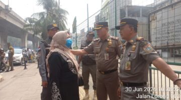 Kasatpol PP Kecamatan Koja Gelar Penegakan Perda Nomor 8 Tahun 2007, Trotoar Dikembalikan Sesuai Fungsinya