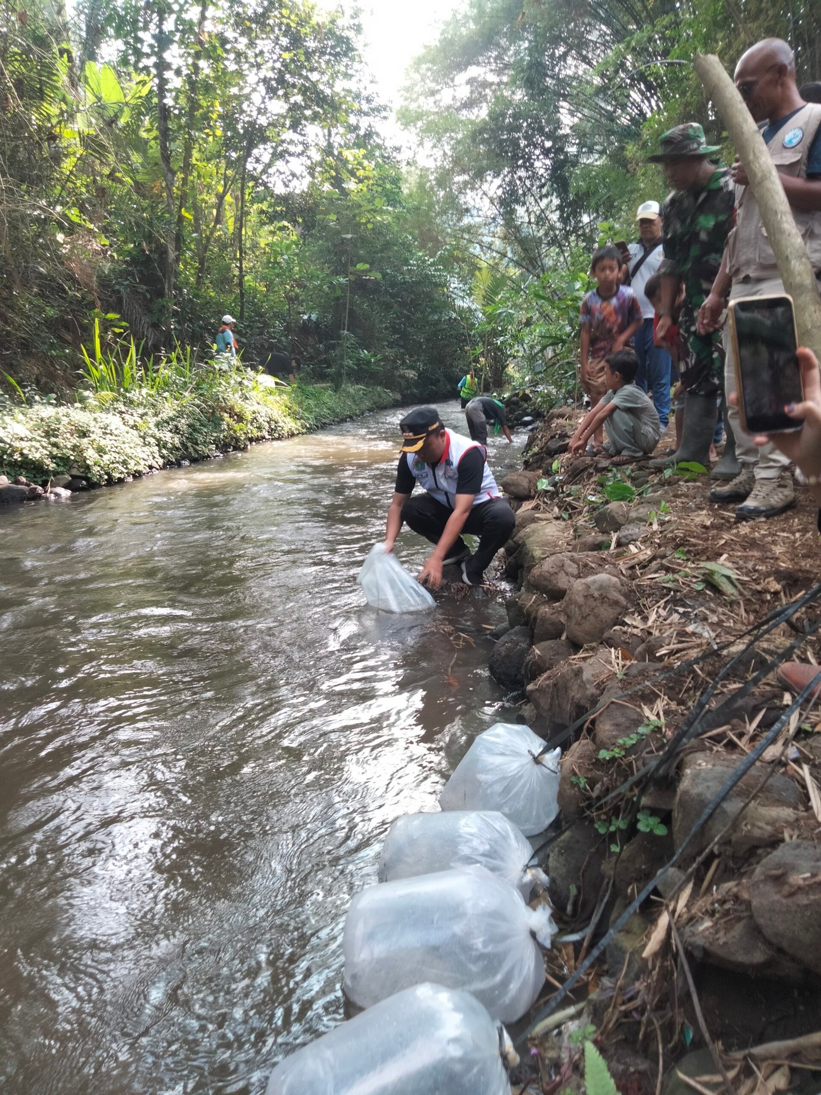 Kaliku Lestari Nusantara Ajak Ratusan Relawan Bersihkan Sungai dan Tebar 1.000 Benih Ikan di Pakisaji