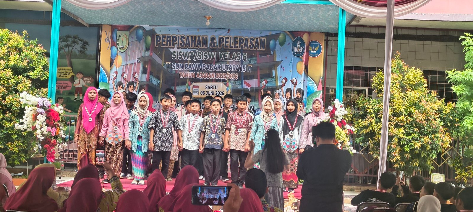 SDN Rawa Badak Utara 15 Gelar Perpisahan dan Pelepasan Siswa Kelas VI, Siswa Berprestasi Raih Penghargaan - Teropong Rakyat
