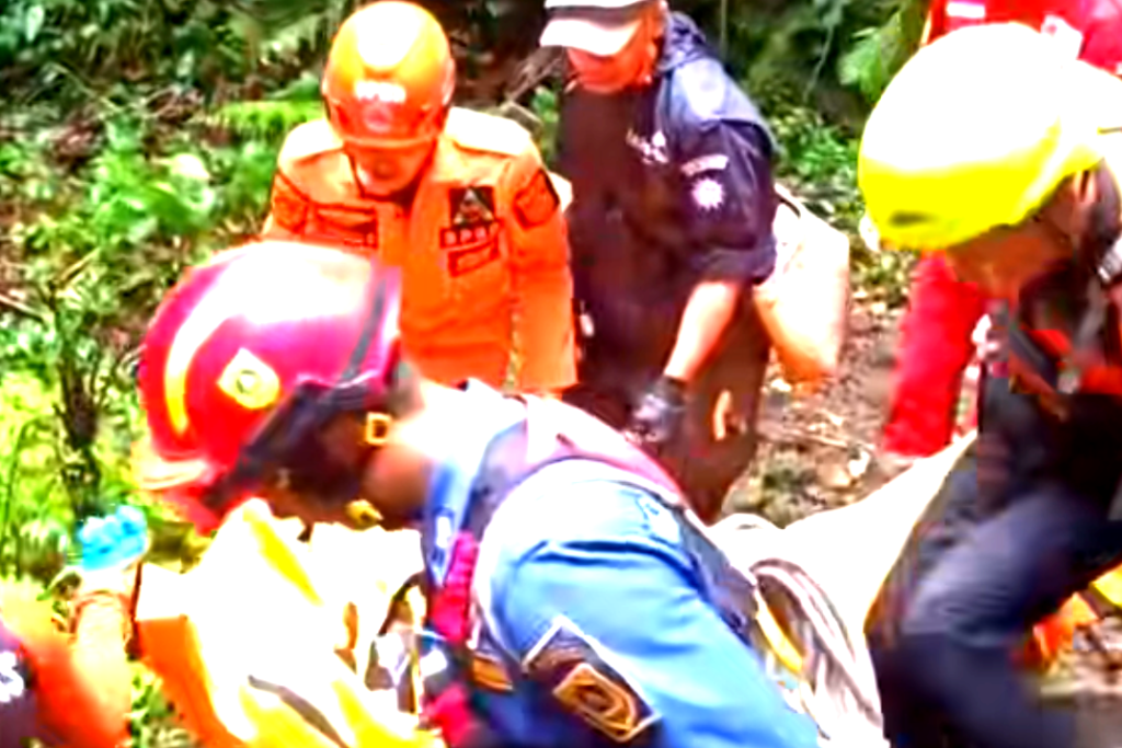 Portal Berita Indonesia dan Dunia Terkini Hari Ini, Update Harian Terbaru, Terlengkap, Tajam, Aktual dan Berimbang. Tragedi Curug Ciparay: Wisatawan Ditemukan Tewas Setelah Diperingatkan Pengelola - Teropong Rakyat