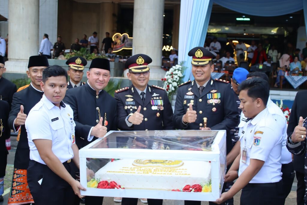 Portal Berita Indonesia dan Dunia Terkini Hari Ini, Update Harian Terbaru, Terlengkap, Tajam, Aktual dan Berimbang. Upacara Hari Bhayangkara Ke-80 di Jakarta Utara Berlangsung Khidmat, Perkuat Sinergitas Polri Bersama TNI, Pemerintah, dan Masyarakat - Teropong Rakyat