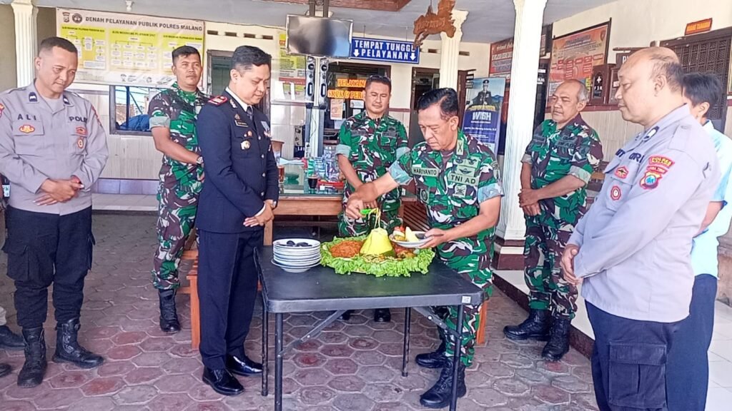 Portal Berita Indonesia dan Dunia Terkini Hari Ini, Update Harian Terbaru, Terlengkap, Tajam, Aktual dan Berimbang. Koramil 0818-12/Bantur Beri Kejutan Tumpeng untuk Polsek Bantur, Perkuat Sinergitas TNI-Polri di Hari Bhayangkara ke-80 - Teropong Rakyat