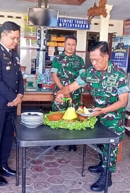 Koramil 0818-12/Bantur Beri Kejutan Tumpeng untuk Polsek Bantur, Perkuat Sinergitas TNI-Polri di Hari Bhayangkara ke-80
