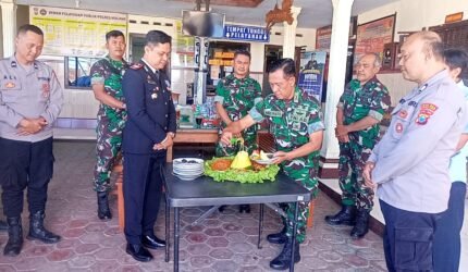 Koramil 0818-12/Bantur Beri Kejutan Tumpeng untuk Polsek Bantur, Perkuat Sinergitas TNI-Polri di Hari Bhayangkara ke-80 - Teropong Rakyat